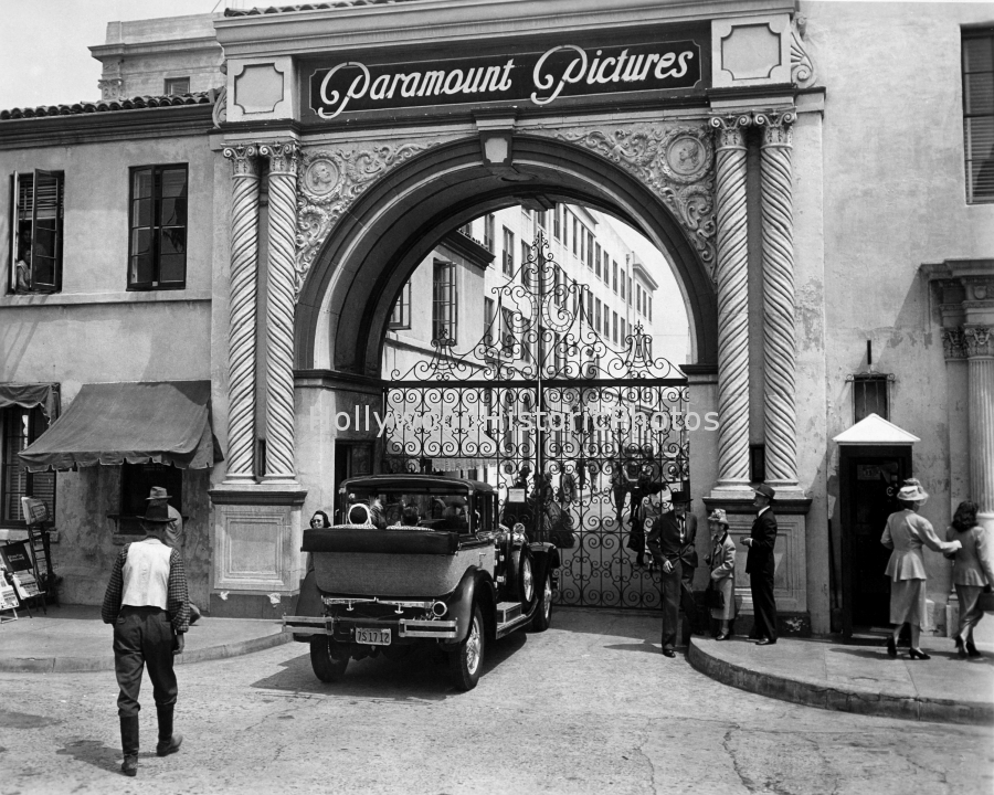 Paramount Studios 1950 Bronson Gate entrance, filming.jpg